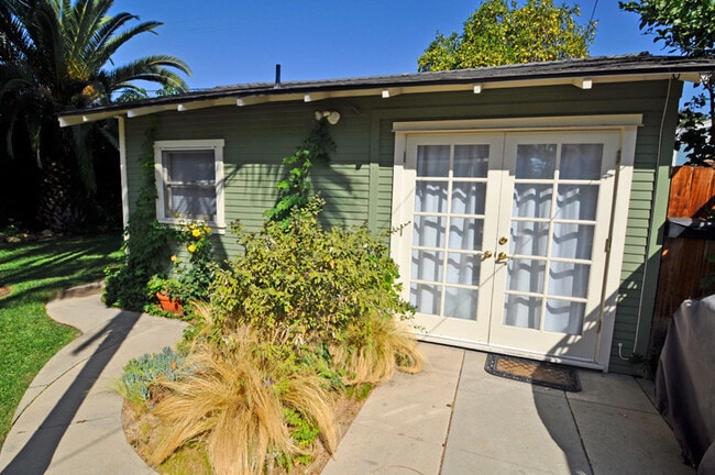 property at 421 Jacaranda Pl