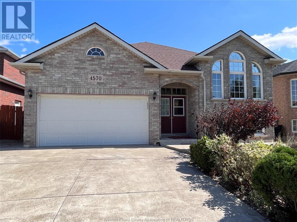 4570 Unicorn Ave in Windsor, ON - Building Photo