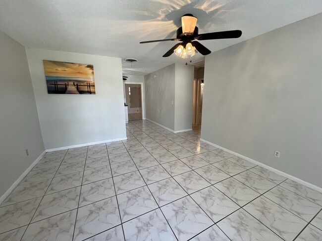 2136 NE Rustic Pl in Jensen Beach, FL - Foto de edificio - Building Photo