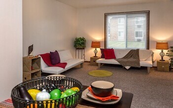 225 Sugar Creek Ln in North Liberty, IA - Building Photo - Building Photo