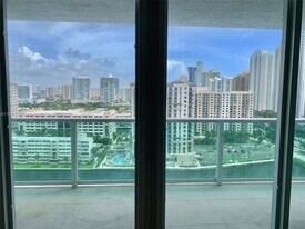 100 Bayview Dr in Sunny Isles Beach, FL - Building Photo