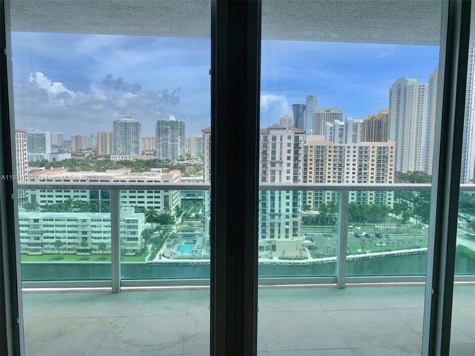 100 Bayview Dr in Sunny Isles Beach, FL - Building Photo
