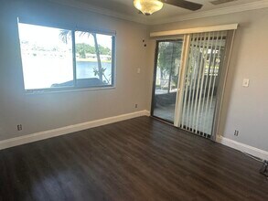 37 Mayfair Ln in Boynton Beach, FL - Foto de edificio - Building Photo