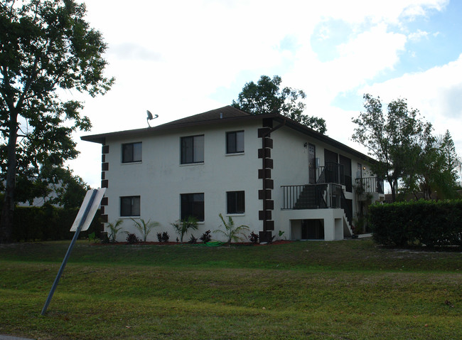 4201 Gulfstream Dr in Naples, FL - Foto de edificio - Building Photo