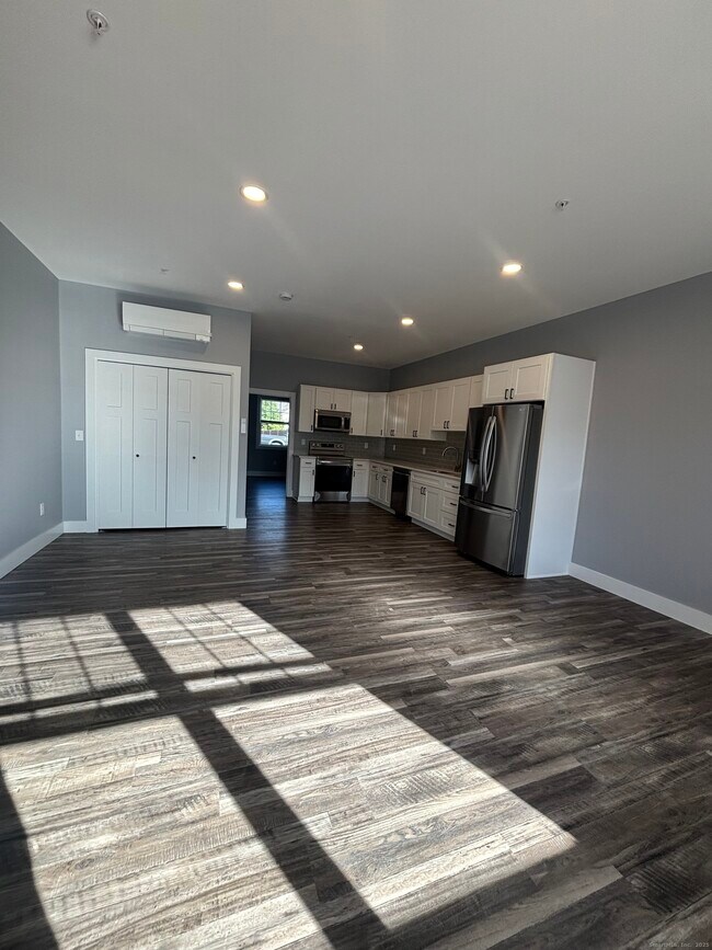 303 Norwich-New London Turnpike in Montville, CT - Building Photo - Building Photo