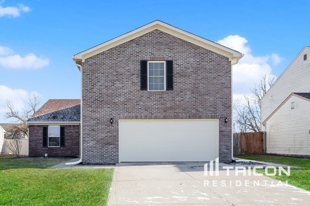 203 Beacon Point Ln in Fortville, IN - Building Photo