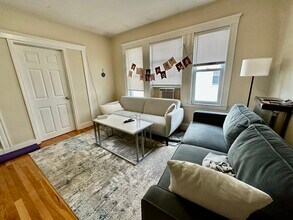 89 Hillsdale Rd, Unit 2 in Medford, MA - Building Photo - Building Photo