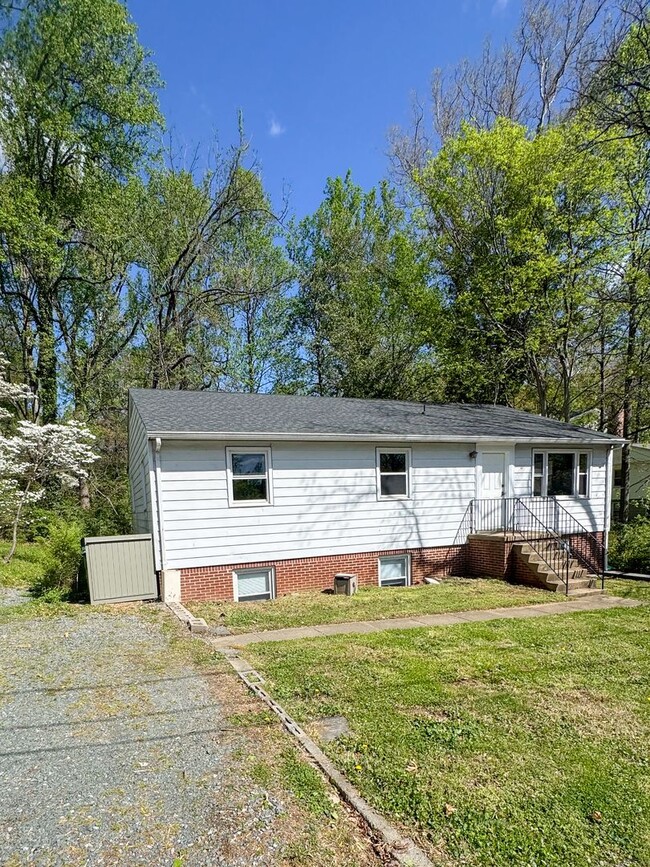 107 Park Ln W in Charlottesville, VA - Foto de edificio - Building Photo