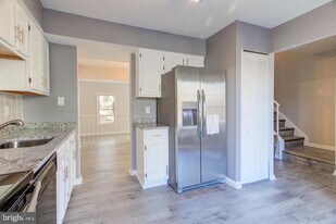 5416 New London Park Dr in Fairfax, VA - Building Photo