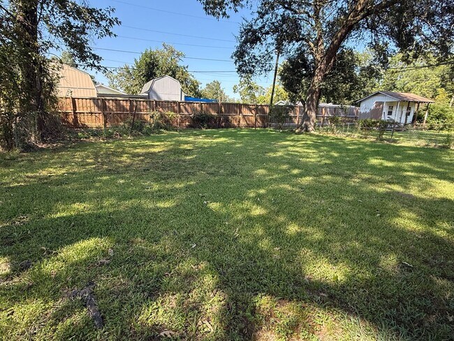 2540 N Lynwood Dr in Beaumont, TX - Building Photo - Building Photo