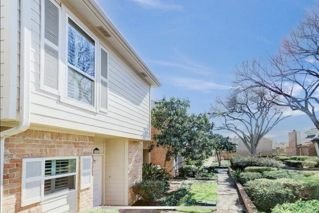 5968 Woodway Place Ct in Houston, TX - Building Photo - Building Photo