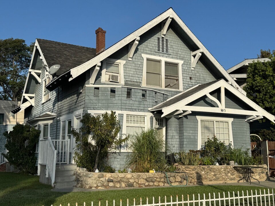 501 W 8th St in Long Beach, CA - Building Photo