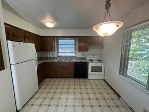 1331 Martha Washington Dr, Unit 1331 Martha Washington LL in Wauwatosa, WI - Building Photo - Building Photo