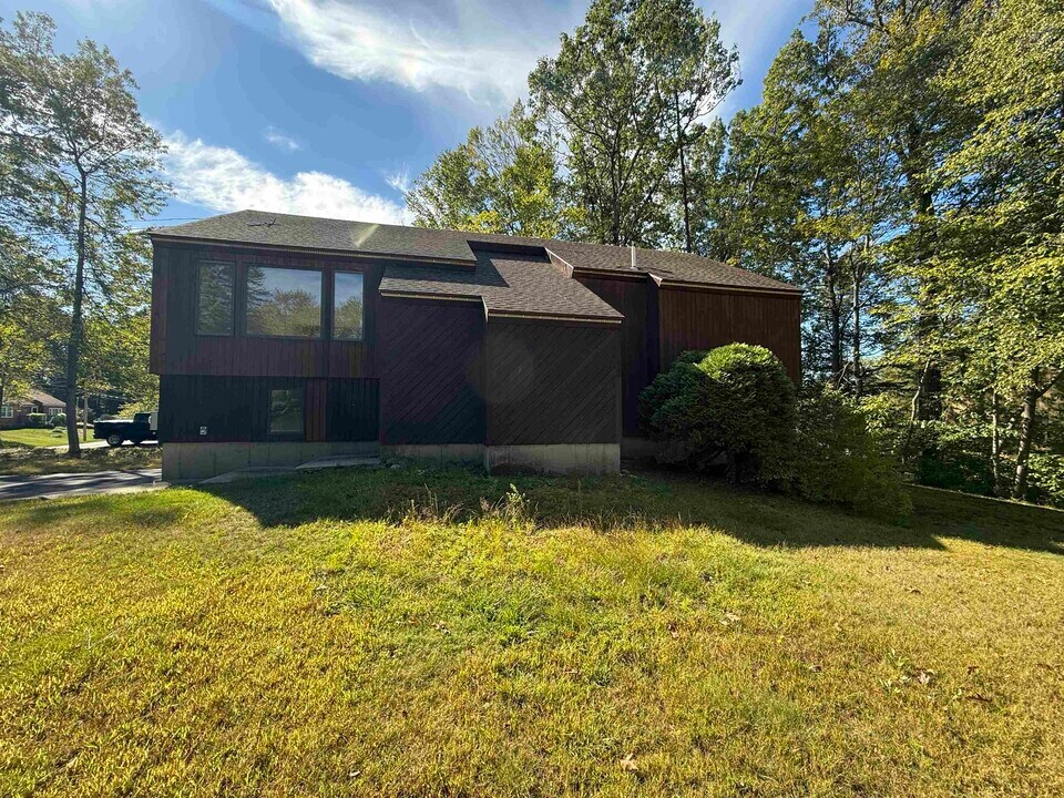 4 Iris Rd in Milford, NH - Building Photo