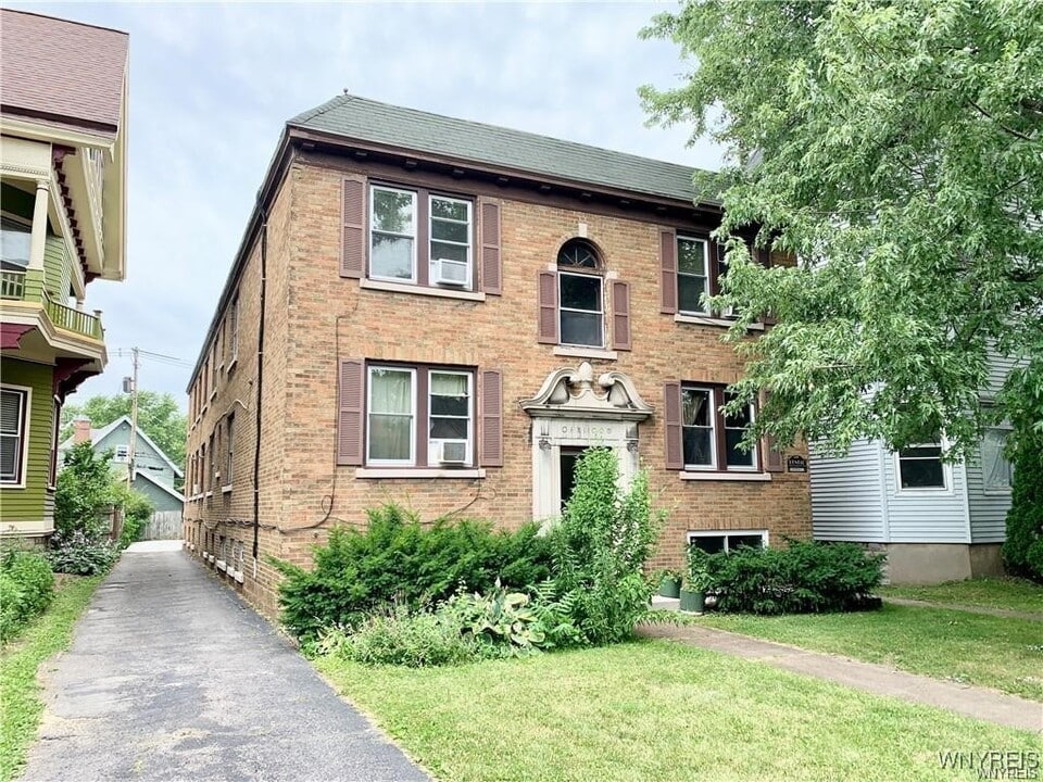 234 Crescent Ave in Buffalo, NY - Building Photo