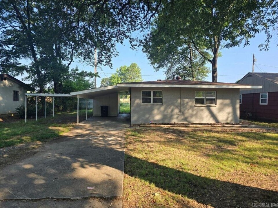 620 Neal St in Jacksonville, AR - Building Photo