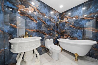 1068 Chimney Rock Rd in Houston, TX - Building Photo - Building Photo