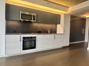 1160 N Larrabee St, Unit 1016 in Chicago, IL - Building Photo - Building Photo