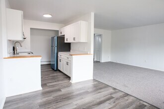 Carriage Hill Apartments in Goshen, NY - Foto de edificio - Building Photo