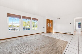 6682 Alexandria Dr in Huntington Beach, CA - Foto de edificio - Building Photo