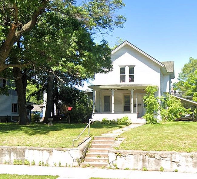 property at 322 1/2-316-312 W Columbia St