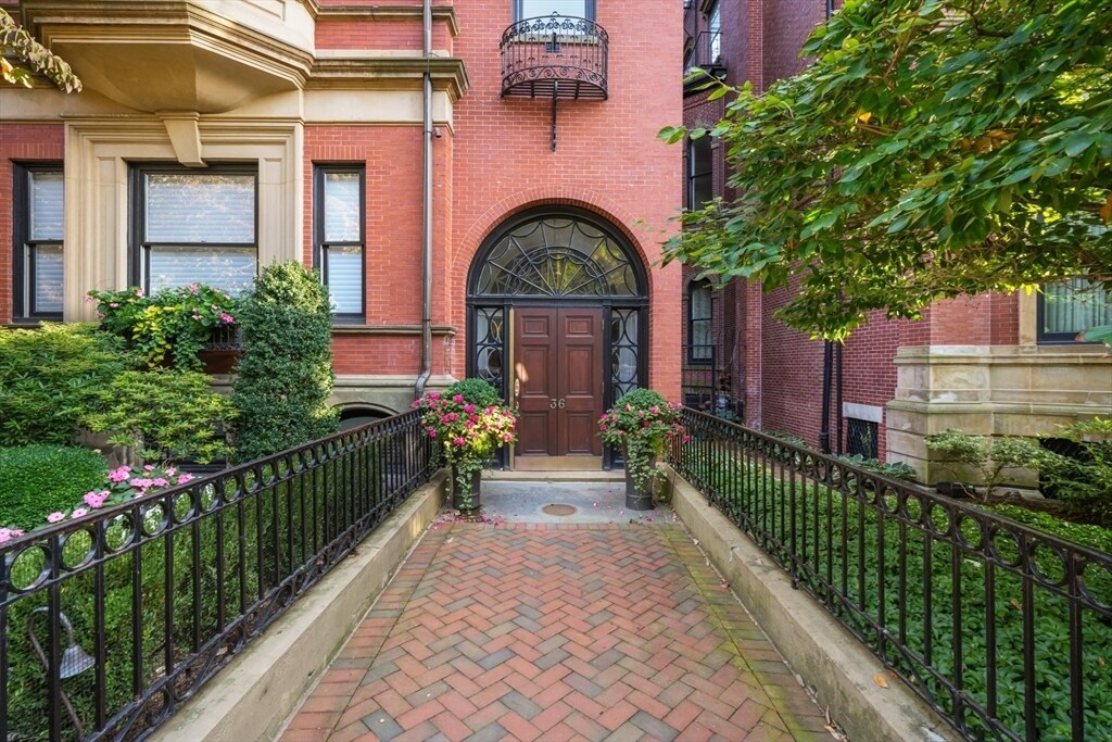 36 Commonwealth Ave in Boston, MA - Building Photo