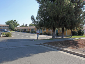 Gateway Pines Apartments in Merced, CA - Building Photo - Building Photo