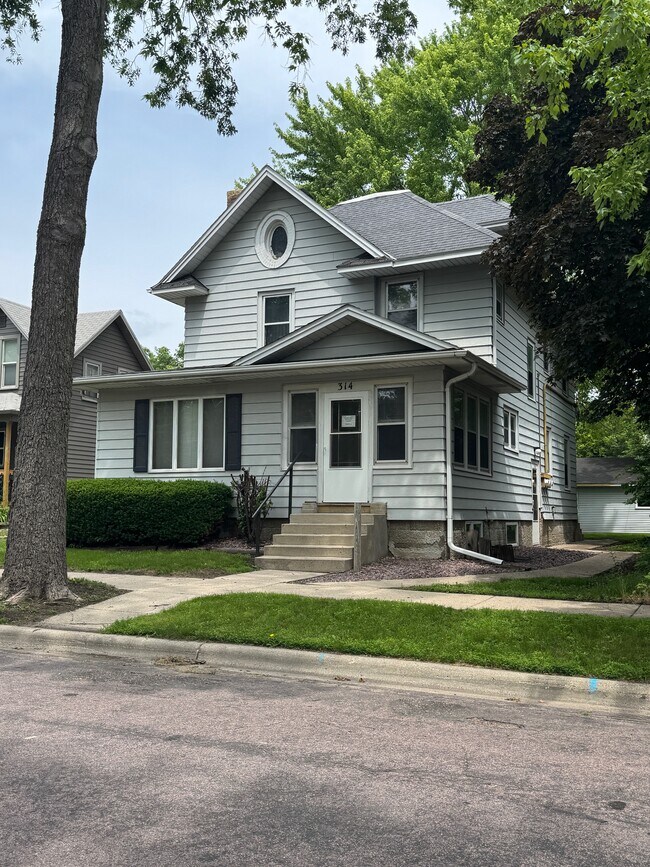 314 Nicollet Ave, Unit Upstairs