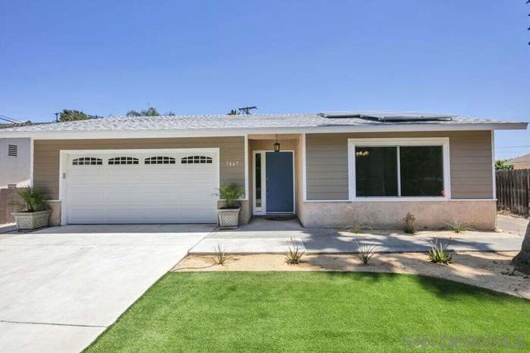 7467 Seneca Pl in La Mesa, CA - Building Photo