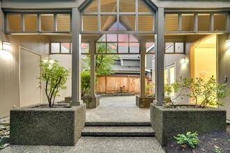 5810 NE Arrowhead Dr in Kenmore, WA - Building Photo - Building Photo