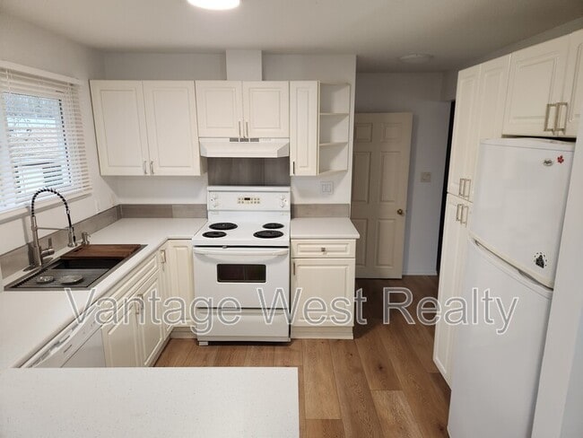 679 McClure Rd in Kelowna, BC - Building Photo - Building Photo