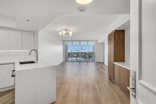 1900 Sunset Harbour Dr in Miami Beach, FL - Building Photo