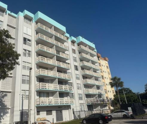 15600 NW 7th Ave, Unit 607 in Miami, FL - Foto de edificio - Building Photo