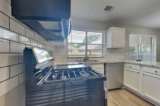 5 Regency Ct in Conroe, TX - Building Photo - Building Photo