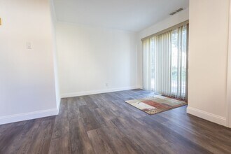 25 Southridge Dr in Glen Cove, NY - Building Photo - Building Photo
