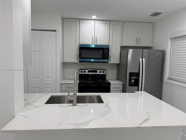 9726 Hammocks Blvd in Miami, FL - Building Photo - Building Photo