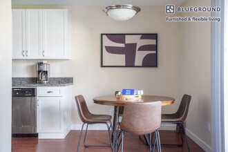 877 Heatherstone Way in Mountain View, CA - Building Photo - Building Photo