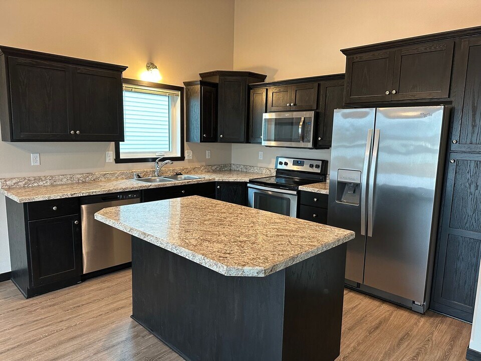 3017 33rd Ave S in Moorhead, MN - Building Photo