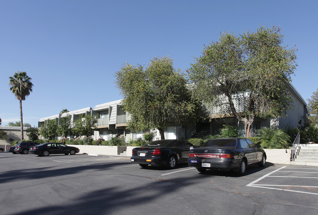 Granada Pueblo Apartments in Riverside, CA - Foto de edificio