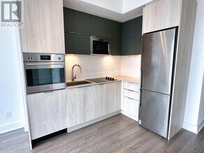 1-421 Belsize Dr in Toronto, ON - Building Photo - Building Photo