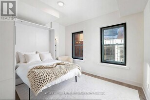 8 Cumberland St in Toronto, ON - Building Photo