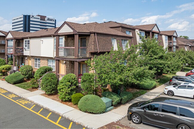 Woodbridge Center Plaza in Woodbridge, NJ - Foto de edificio - Building Photo