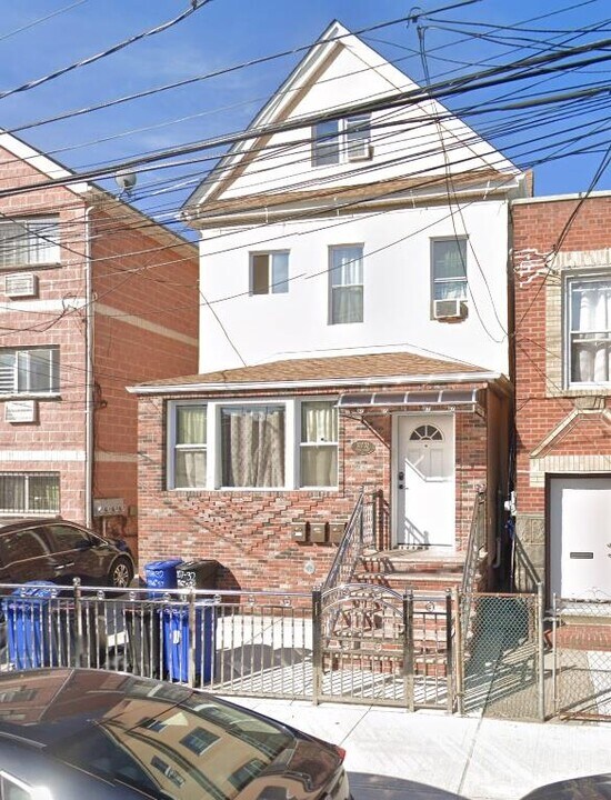 107-32 156th St in Queens, NY - Building Photo