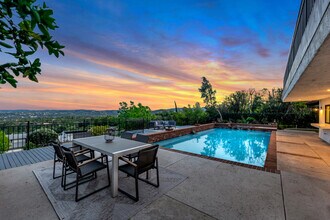 5952 Woodland View Dr in Woodland Hills, CA - Building Photo - Building Photo