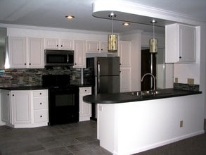 Sandridge Townhomes & Apartments in Lansing, MI - Building Photo - Building Photo