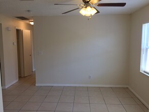 942 San Christopher Drive, Unit B in Dunedin, FL - Building Photo - Building Photo