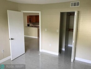 300 Palm Cir in Pembroke Pines, FL - Building Photo - Building Photo