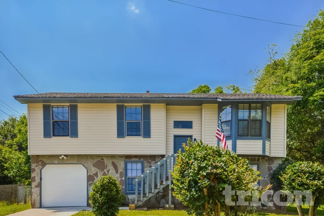 2053 Stablewood Cove in Lithonia, GA - Building Photo