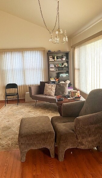 647 N May St in Aurora, IL - Foto de edificio - Building Photo