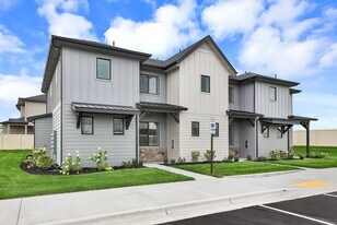 4021 S Lone Pne Wy in Meridian, ID - Building Photo